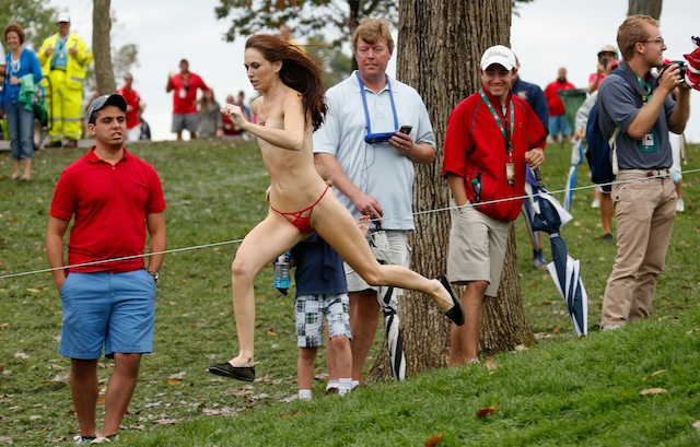 ΦΩΤΟ-Γυμνή εισβολέας σε τουρνουά γκολφ