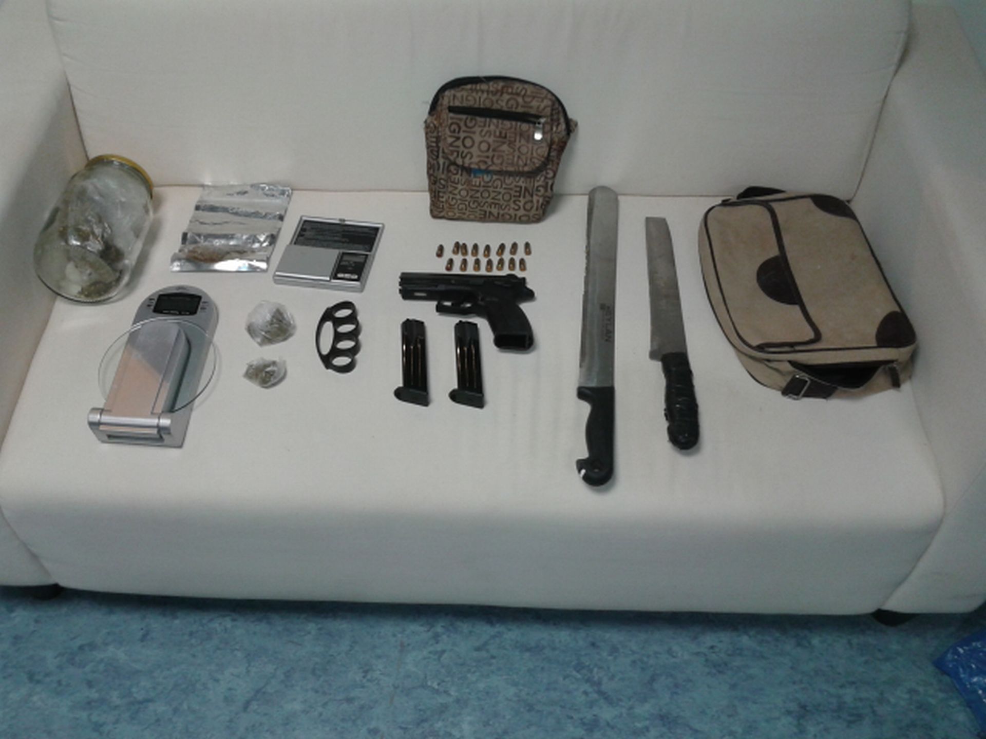 Είχαν ναρκωτικά και όπλα