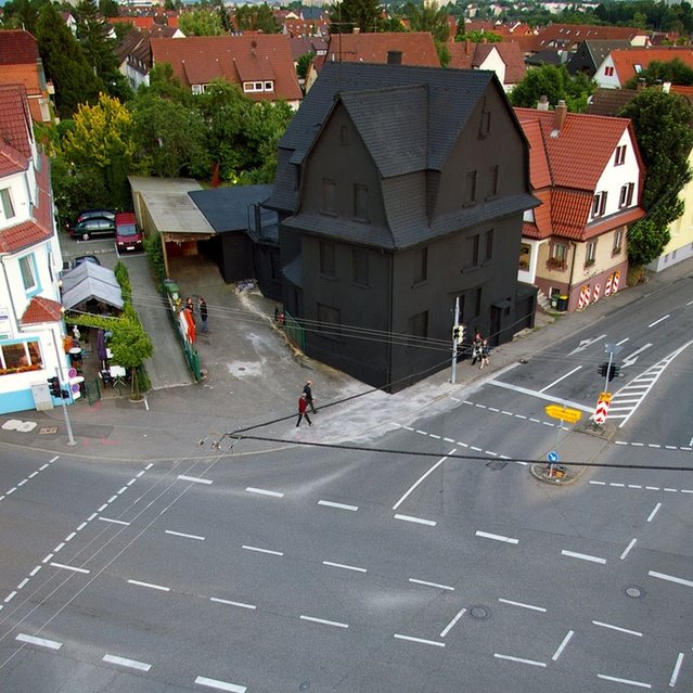 perierga.gr - Το μαύρο σπίτι της Γερμανίας