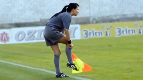 BINTEO-Η κάμερα στη βοηθό του διαιτητή