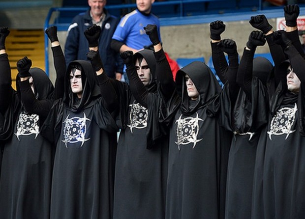 ΦΩΤΟ-Οι μυστηριώδεις μαυροφορεμένοι “οπαδοί”