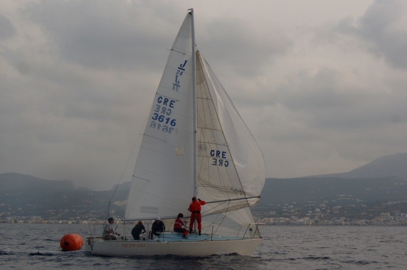 Ιστιοπλοϊκό έπεσε σε βράχια