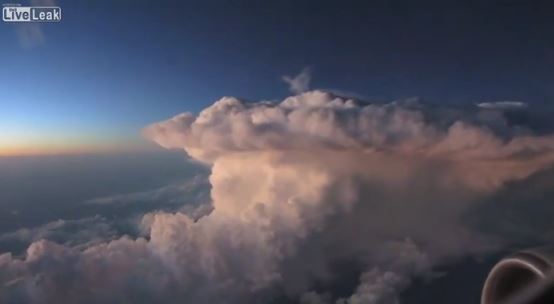 ΒΙΝΤΕΟ-Αστραπές πάνω από τα σύννεφα