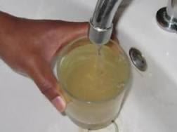 Τρέχει “κόκκινο” νερό, μετά το σεισμό