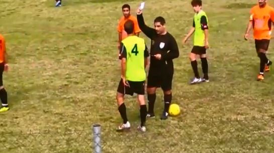 ΒΙΝΤΕΟ-Ο διαιτητής έβγαλε την… κάρτα του