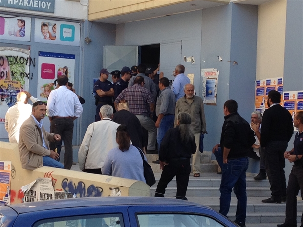 Συμβολικός αποκλεισμός των ΔΟΥ