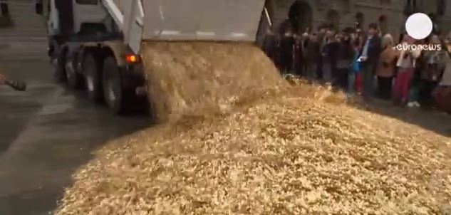 ΒΙΝΤΕΟ-Έριξαν 15 τόνους κέρματα έξω από το Κοινοβούλιο