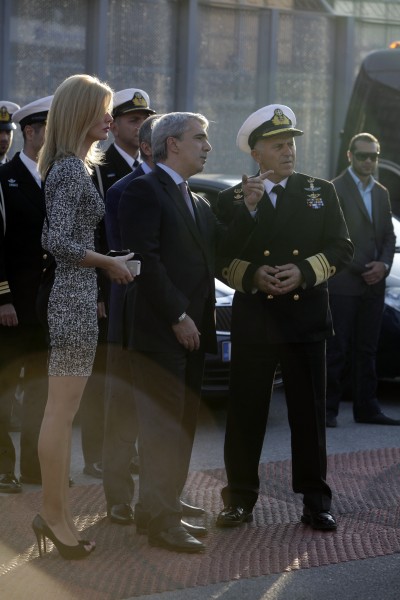 ΦΩΤΟ-Η εκθαμβωτική Μαντώ στο πλάι του υπουργού