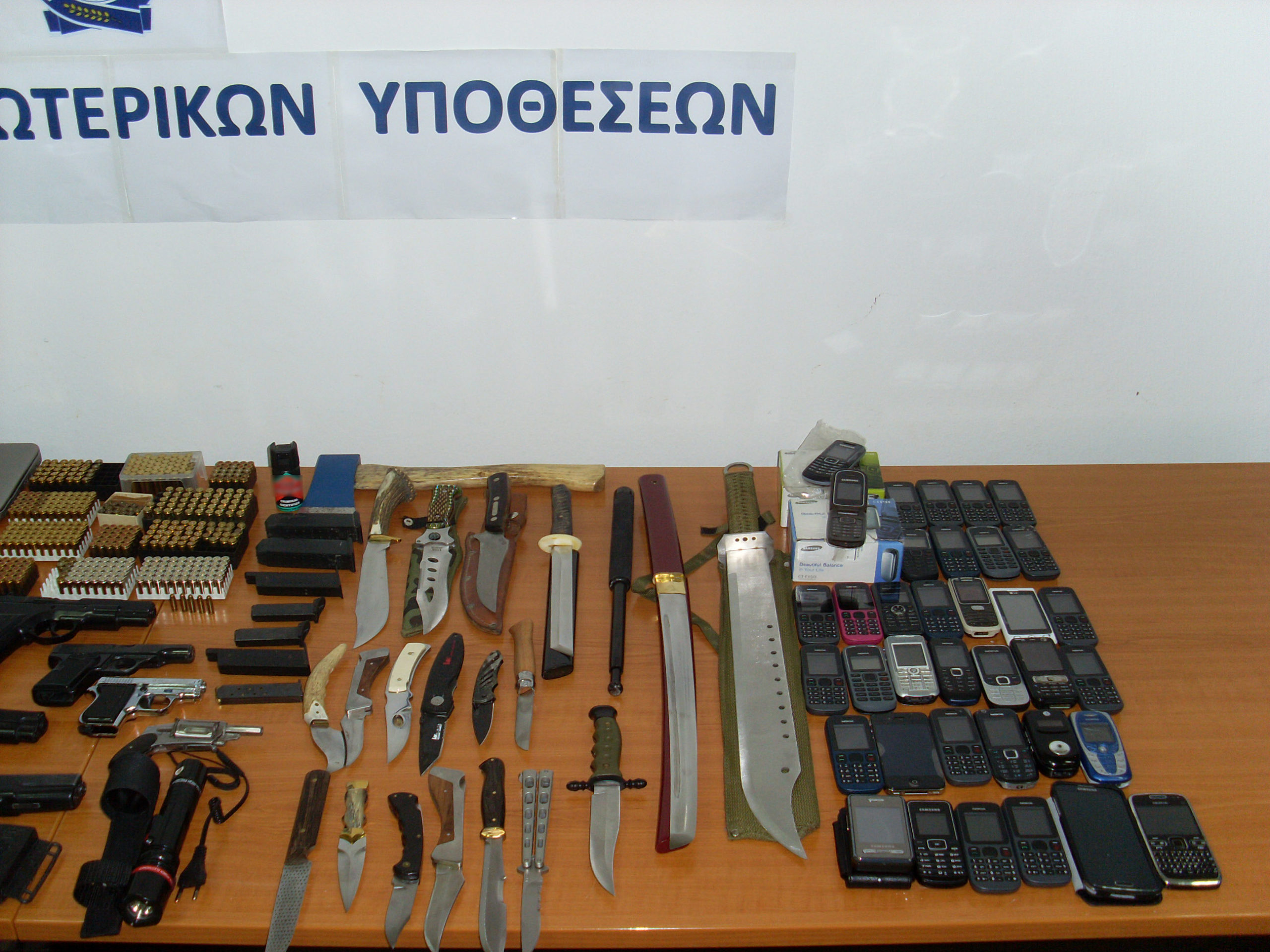 ΦΩΤΟ-“Πλούσια” τα ευρήματα του πρώην διοικητή