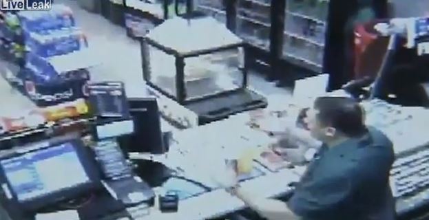 ΒΙΝΤΕΟ-Τον έσωσε το “αλεξίσφαιρο” κινητό του