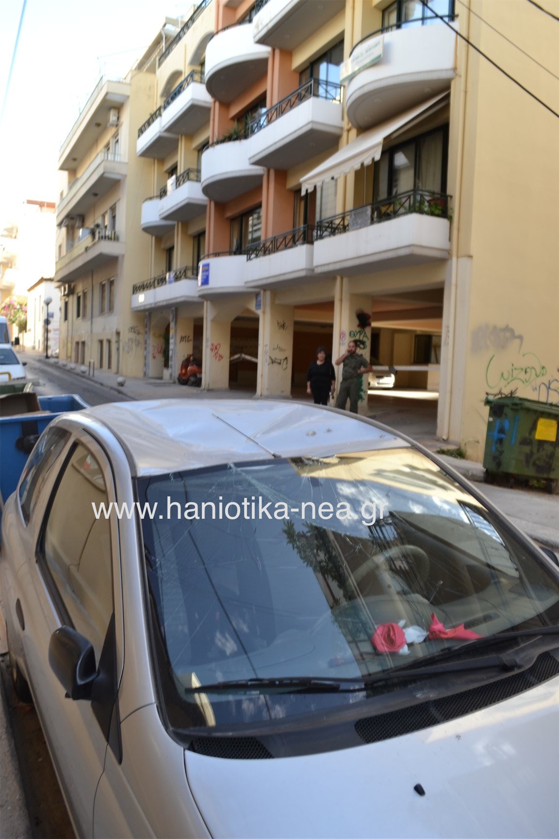 ΦΩΤΟ-Έπεσε σε ΙΧ από το μπαλκόνι μετά τον σεισμό