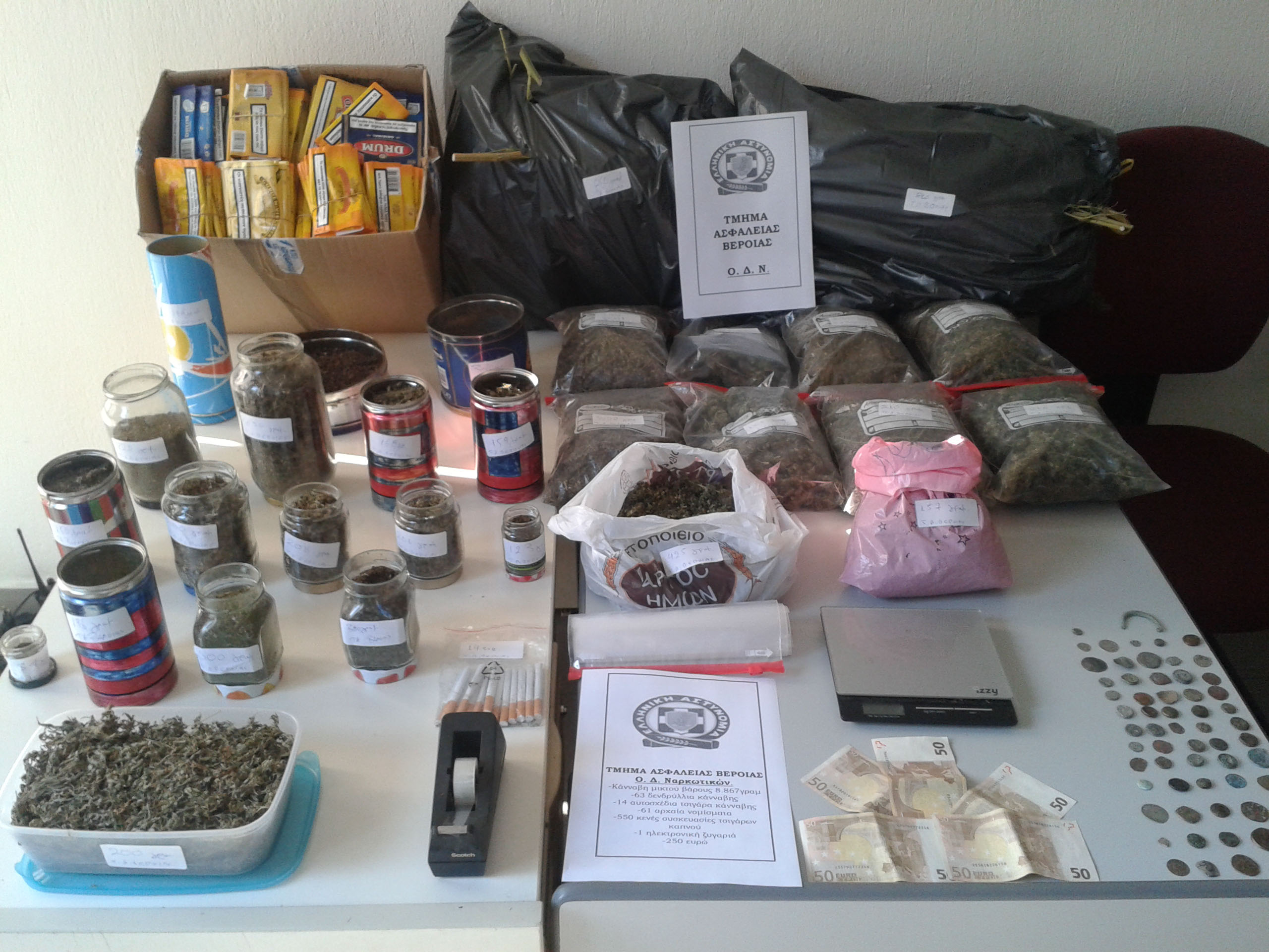 ΦΩΤΟ-Είχε ναρκωτικά και αρχαία