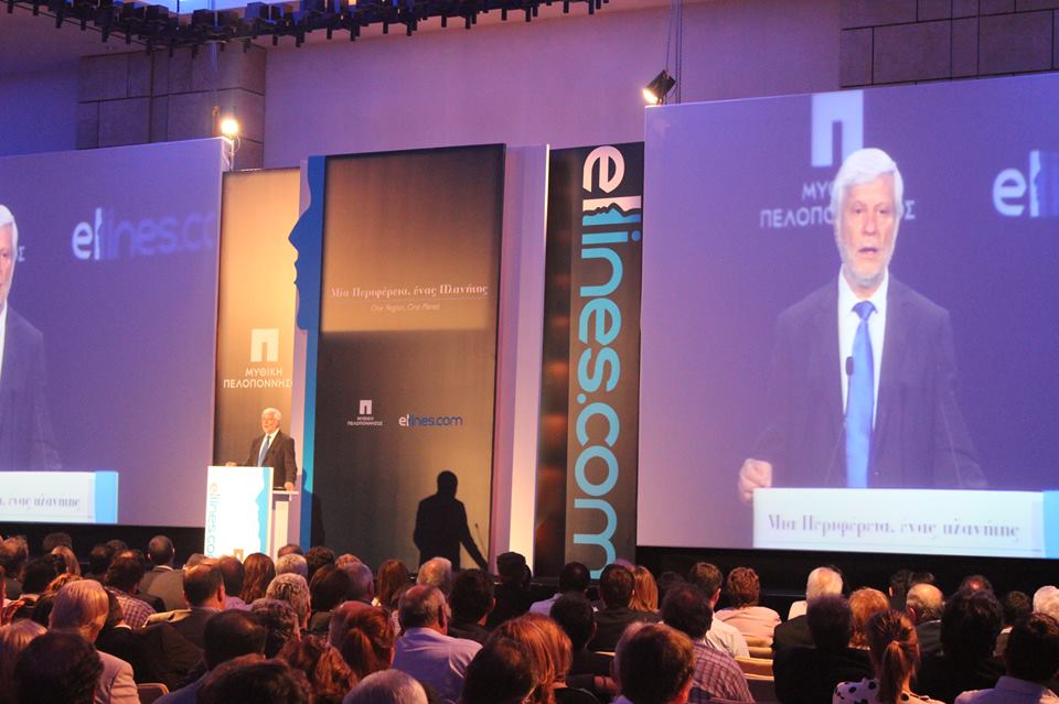 ΦΩΤΟ-Ο Πέτρος Τατούλης στο βήμα του συνεδρίου “Μία Περιφέρεια, ένας Πλανήτης”