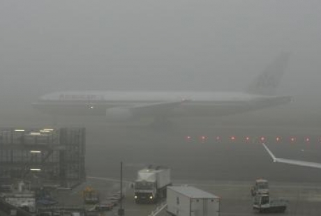 Η ομίχλη “προσγείωσε” αεροπλάνα