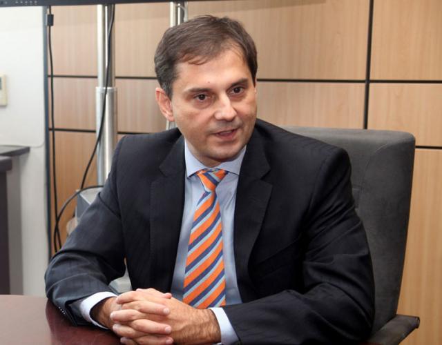 Αυστηρό μήνυμα του Θεοχάρη στις ΔΟΥ