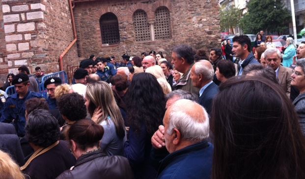 Κάγκελα και αστυνομία έξω από τον Άγιο Δημήτριο