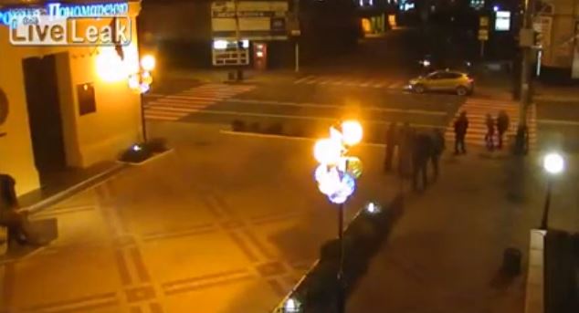 ΒΙΝΤΕΟ-ΣΟΚ με αυτοκίνητο που πέφτει σε πεζούς