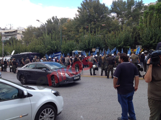 ΦΩΤΟ-Συγκεντρωμένοι περιμένουν τον Μιχαλολιάκο