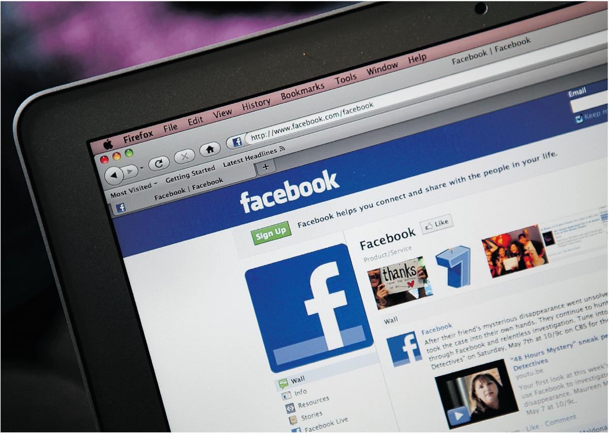 Εφηβικές πόζες από το facebook… σε ροζ σάιτ