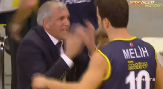 ΒΙΝΤΕΟ-Έβαλε τρίποντο αλλά…λογάριαζε χωρίς τον “Ζοτς”