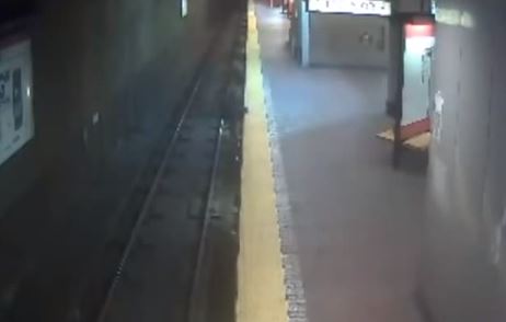 ΒΙΝΤΕΟ-Η υπνοβασία την έριξε στις γραμμές του τρένου