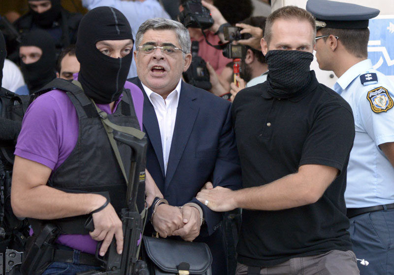 Ψάχνουν όπλα και χορηγούς