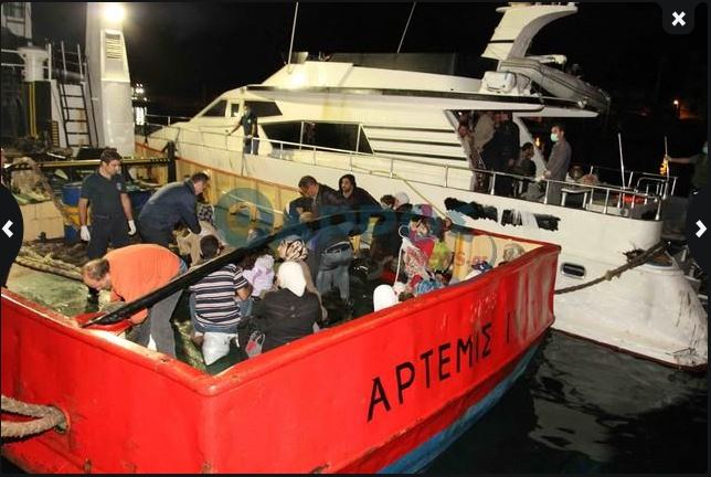 ΦΩΤΟ-Θαλαμηγός με μετανάστες στην Καλαμάτα