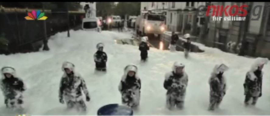 ΒΙΝΤΕΟ-Περιέλουσαν τους αστυνομικούς με αφρό