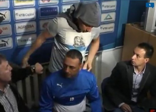 ΒΙΝΤΕΟ-Οπαδοί έγδυσαν και έδιωξαν προπονητή