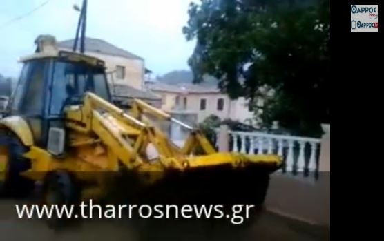 ΒΙΝΤΕΟ-Ρέμα παρέσυρε αυτοκίνητα στην Μεσσηνία