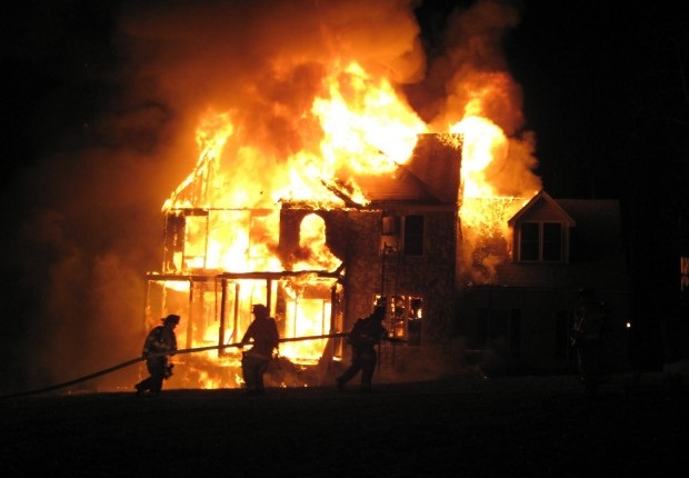 Λαμπάδιασε διώροφη κατοικία