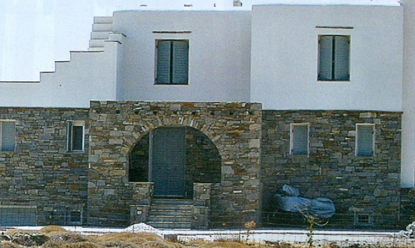 “Άνοιξαν” το σπίτι του Νταλάρα στην Σύρο