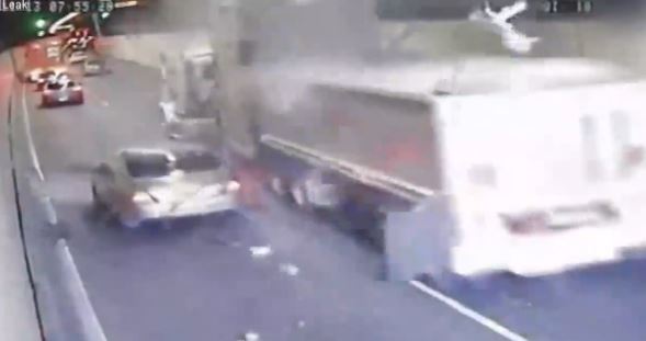 ΒΙΝΤΕΟ-Φορτηγό διέλυσε τη σήραγγα