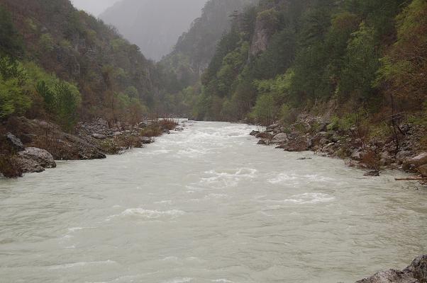 Κυνηγοί παρασύρθηκαν από ποταμό