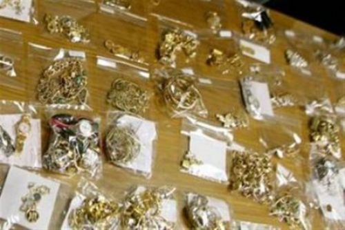 Κοσμηματοπώλες αγόρασαν «άνθρακες» για χρυσό!