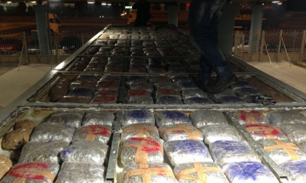 ΦΩΤΟ-320 κιλά χασίς στο λιμάνι της Πάτρας