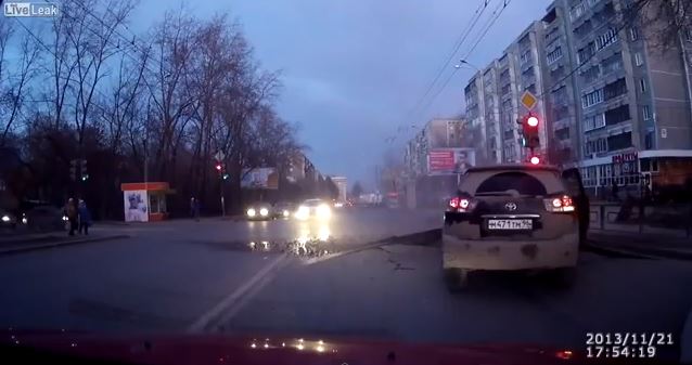 ΒΙΝΤΕΟ-Ο δρόμος άνοιξε κάτω από το… ιχ του