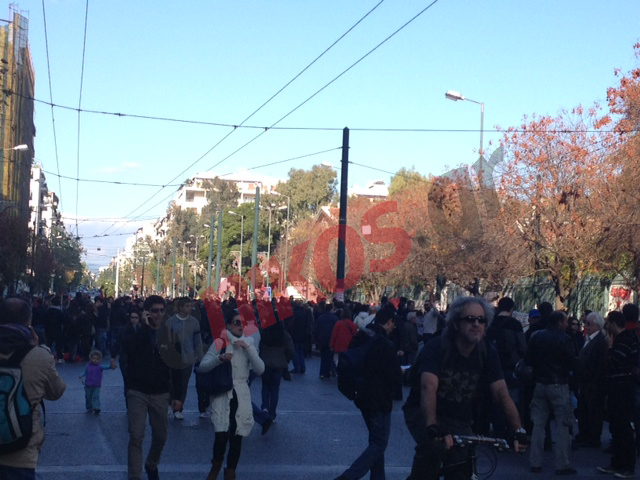 ΤΩΡΑ-ΦΩΤΟ-Ακόμη και με τα ποδήλατα στο Πολυτεχνείο