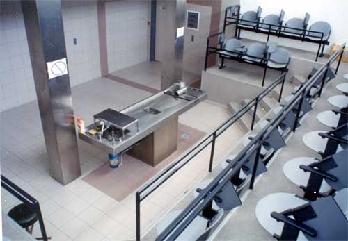 Ξύπνησε στο… νεκροτομείο