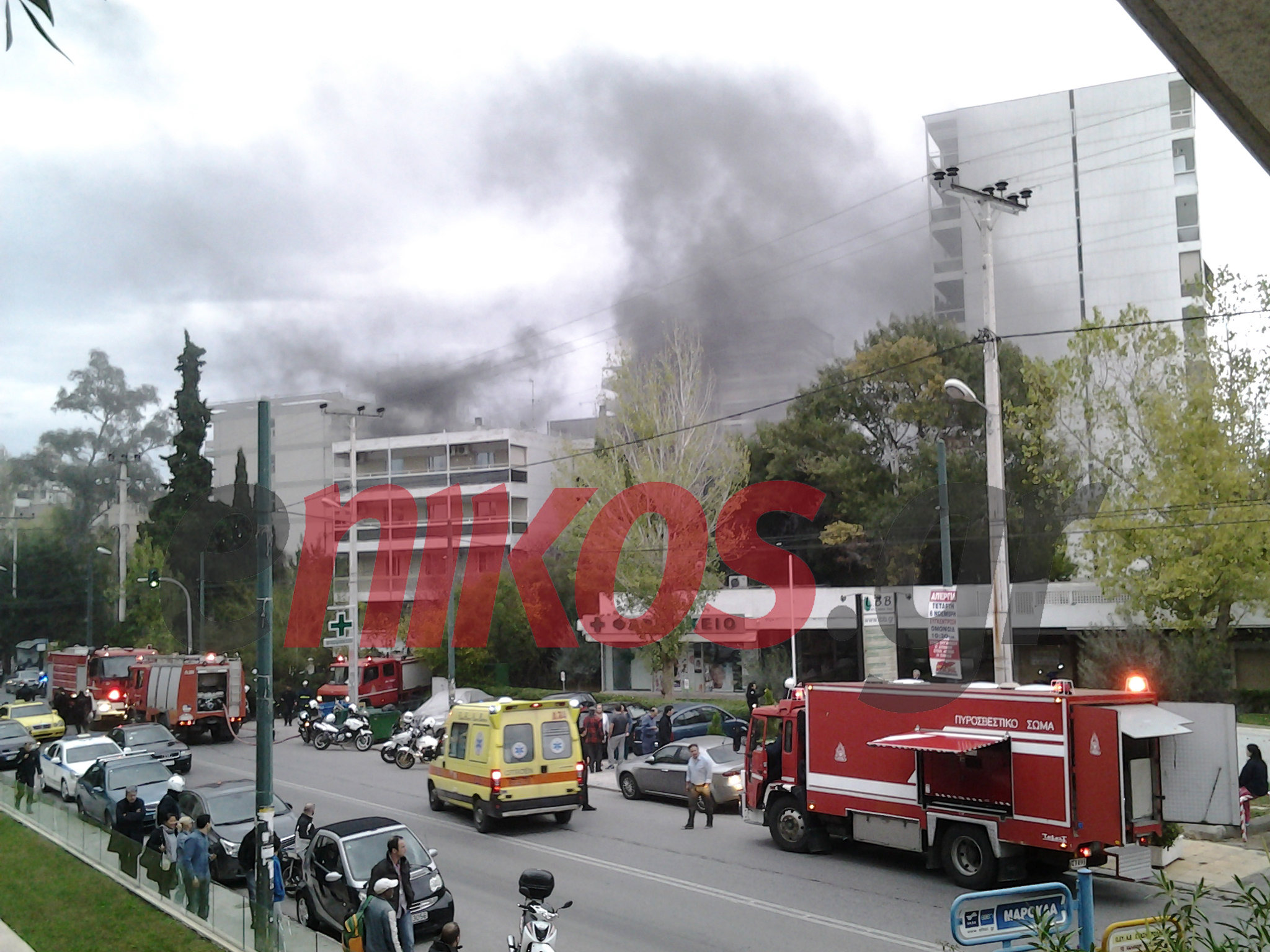ΦΩΤΟ-Η φωτιά στο γκαράζ