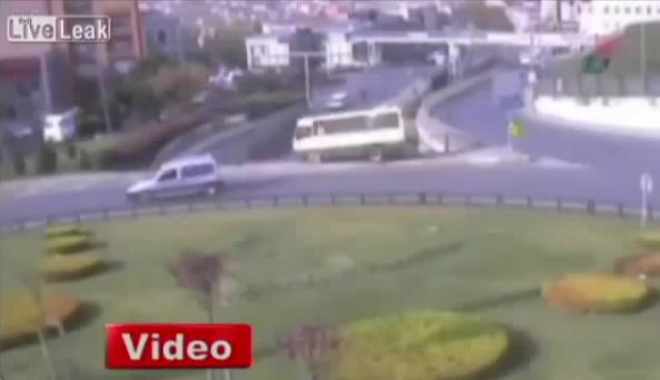 ΒΙΝΤΕΟ-Tο λεωφορείο πέφτει από τη γέφυρα