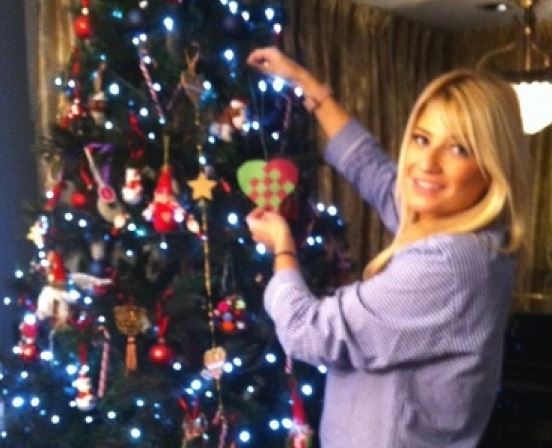 ΦΩΤΟ-Η Φαίη στόλισε το δέντρο