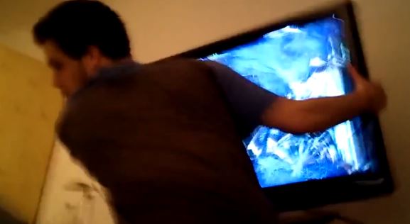 ΒΙΝΤΕΟ-Έσπασε την τηλεόραση γιατί δέχθηκε γκολ