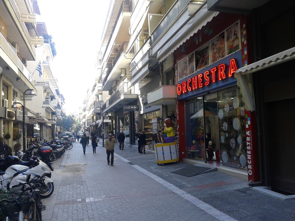 ΦΩΤΟ-Μαγαζιά ανοιχτά χωρίς πελάτες στα Τρίκαλα