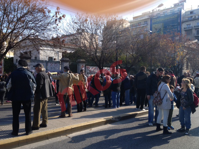 ΦΩΤΟ-ΤΩΡΑ-Πολίτες όλων των ηλικιών στο Πολυτεχνείο