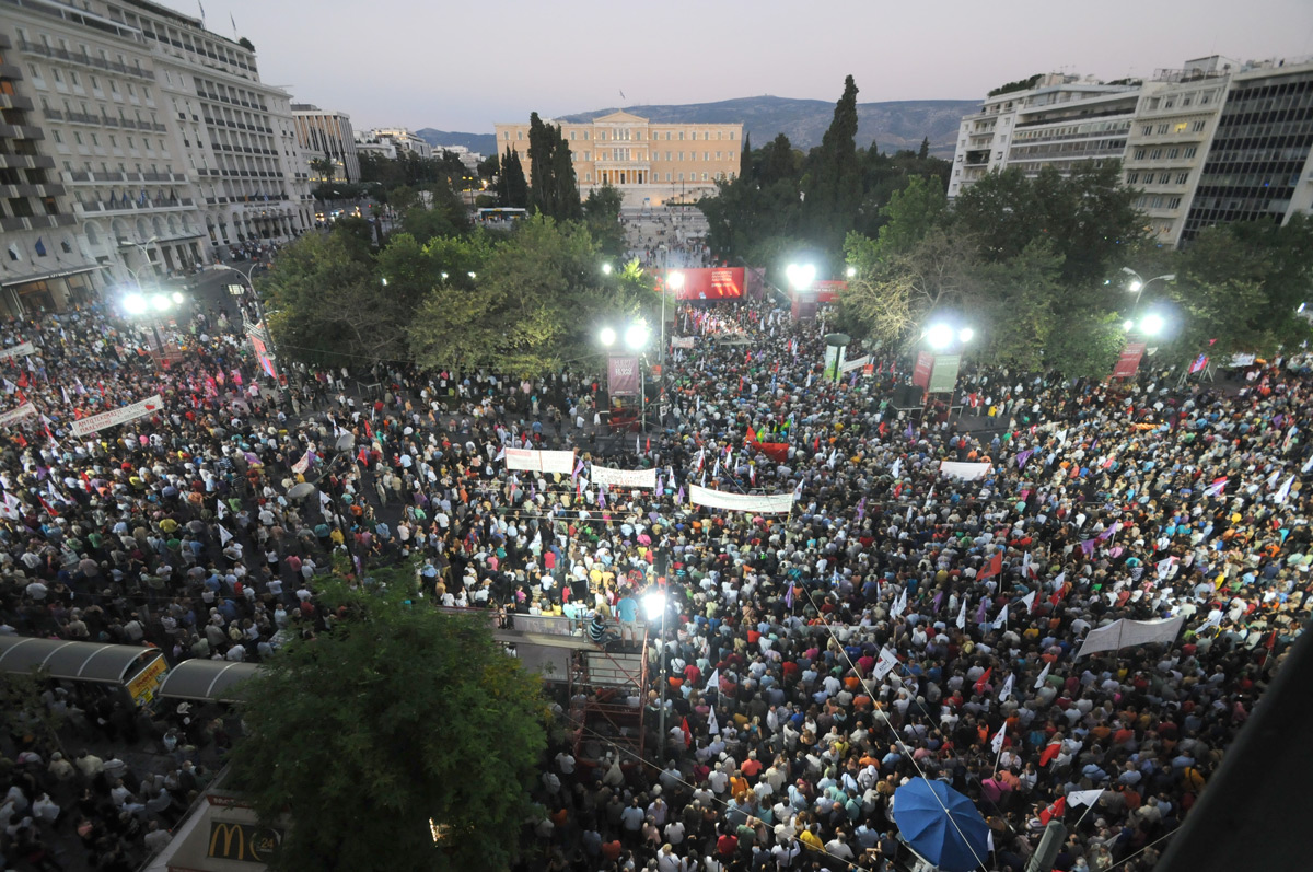 Συγκέντρωση στο Σύνταγμα το βράδυ της Κυριακής
