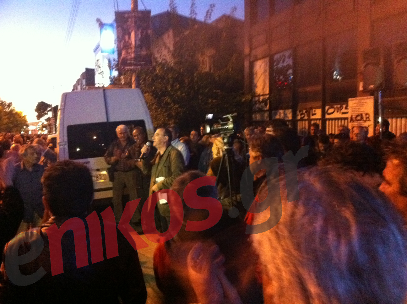 ΤΩΡΑ-ΦΩΤΟ: Ραδιομέγαρο-Στρατούλης ανακοινώνει την πρόταση μομφής