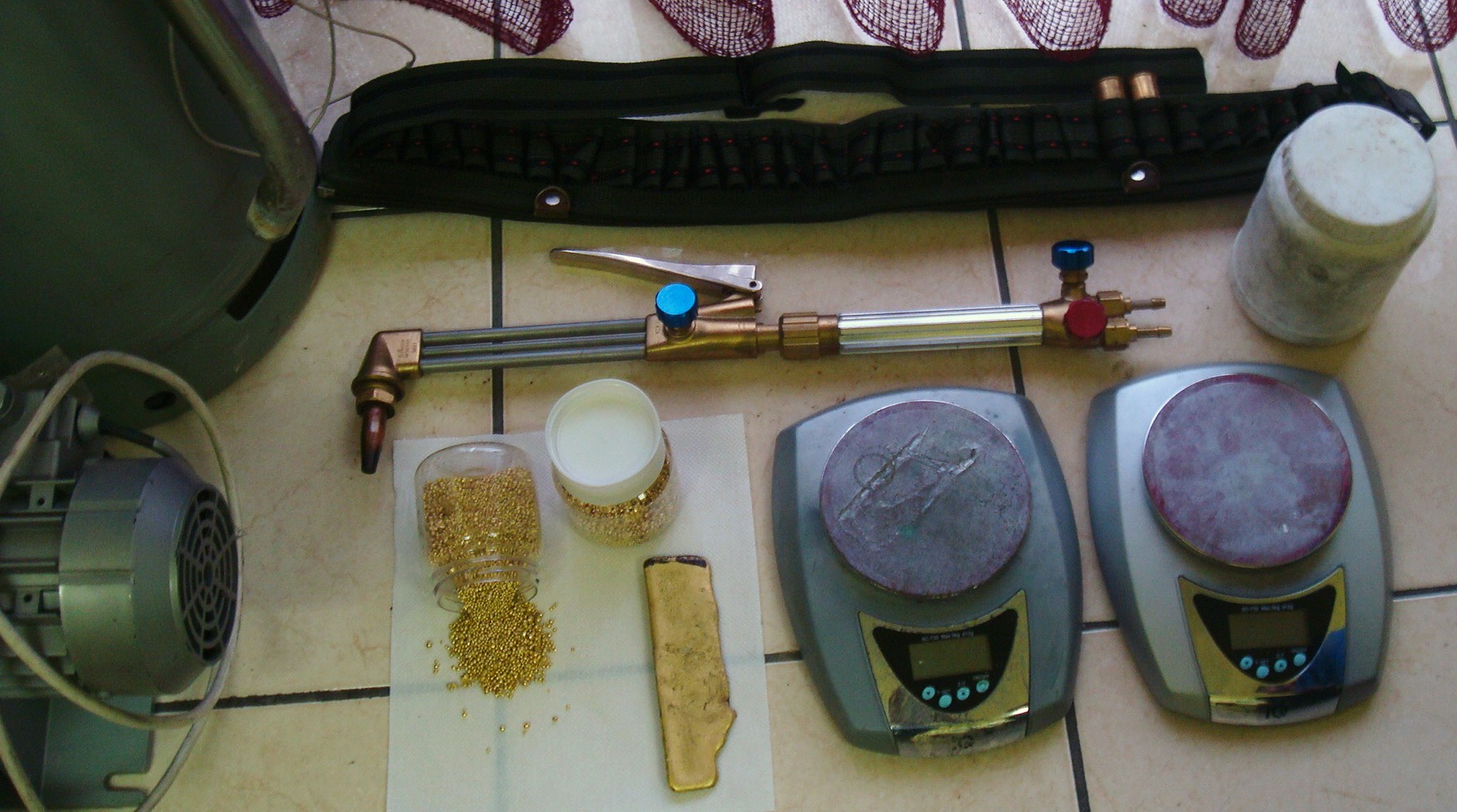 ΦΩΤΟ-Σπείρα εξαπατούσε ηλικιωμένους