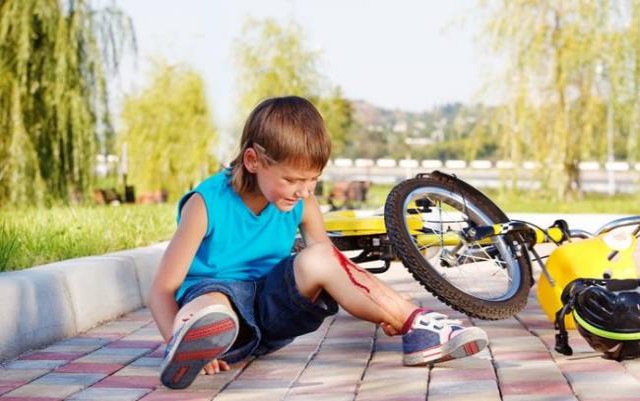 Πως να αντιμετωπίσετε τα τραύματα των παιδιών σας