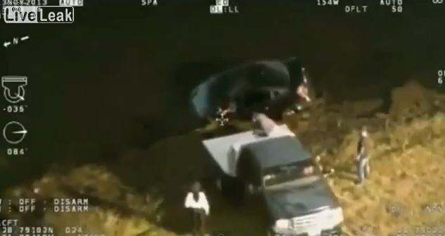 BINTEO-Σώζουν γυναίκα από αυτοκίνητο που βυθίζεται